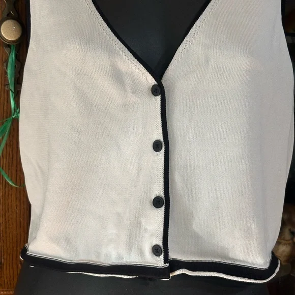 Oak + Fort black trim white crop top, likely a sweater vest small women’s - Picture 5 of 7
